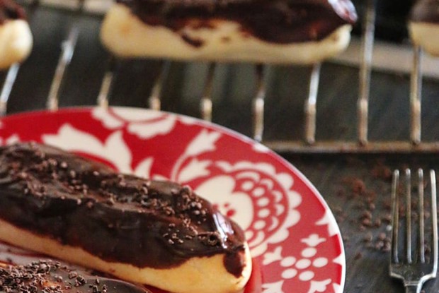 Эклеры с заварным кремом, политые шоколадом