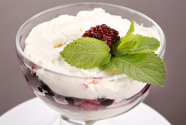 Ежевика с чайно-мятным сиропом и йогуртом