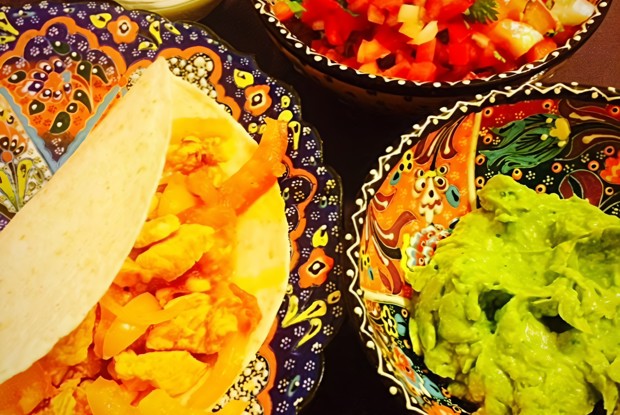 Фахитас с курицей с соусами сальса и гуакамоле