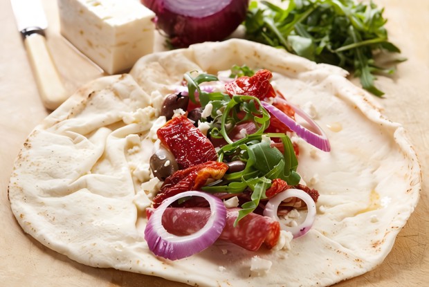 Фахитас с разноцветными перцами, кабачками и рукколой