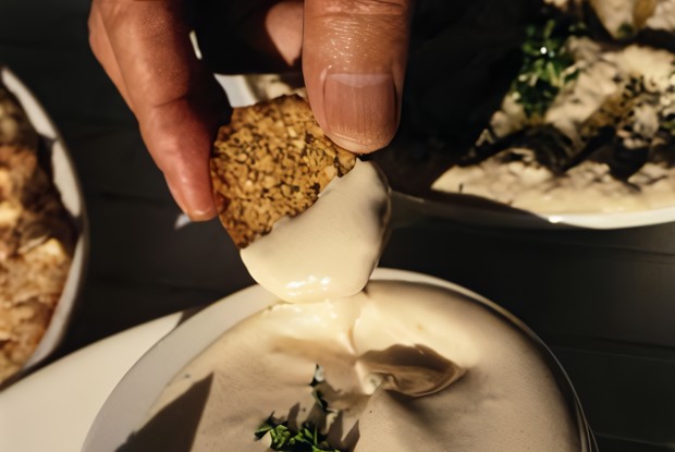 Фалафель с рукколой и йогуртовой заправкой с тахини