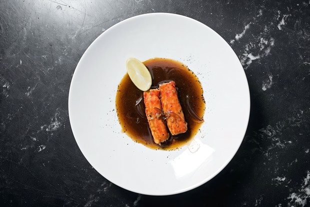 Фаланги краба с устричным соусом в воке