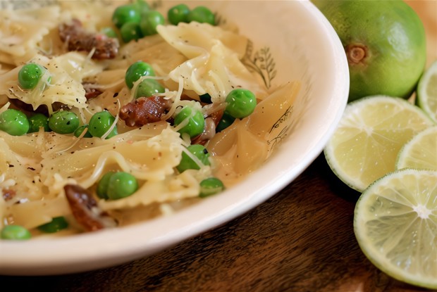 Фарфалле  карбонара с зеленым горошком