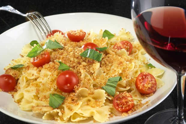 Фарфалле с хлебными крошками и чесноком