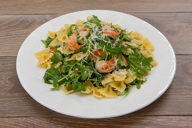 Фарфалле с креветками и рукколой