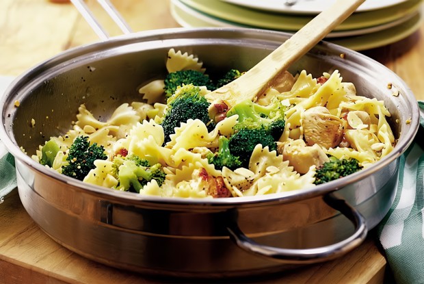 Фарфалле с курицей, брокколи и грибами в сырном соусе