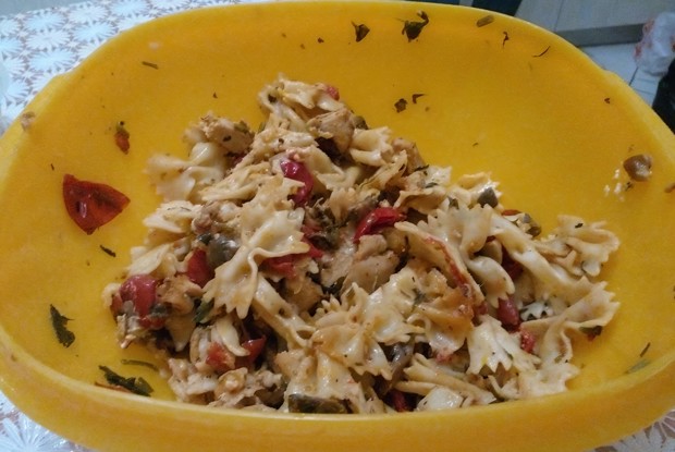 Фарфалле с курицей, грибами и рикоттой