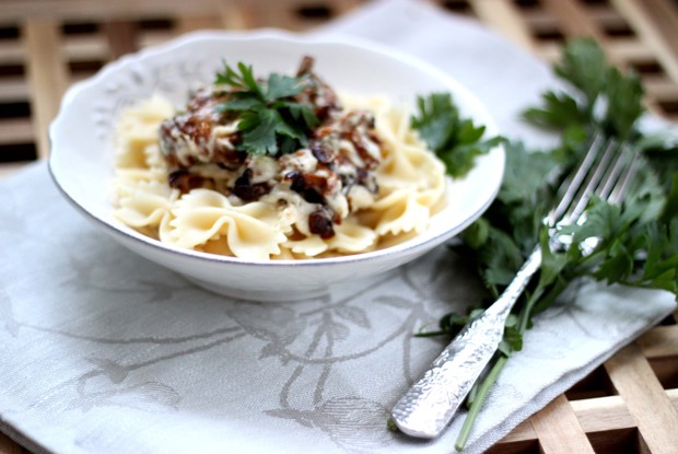 Фарфалле с лисичками и соусом из голубого сыра