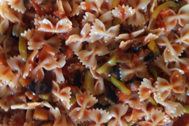 Фарфалле с томатным соусом и овощами