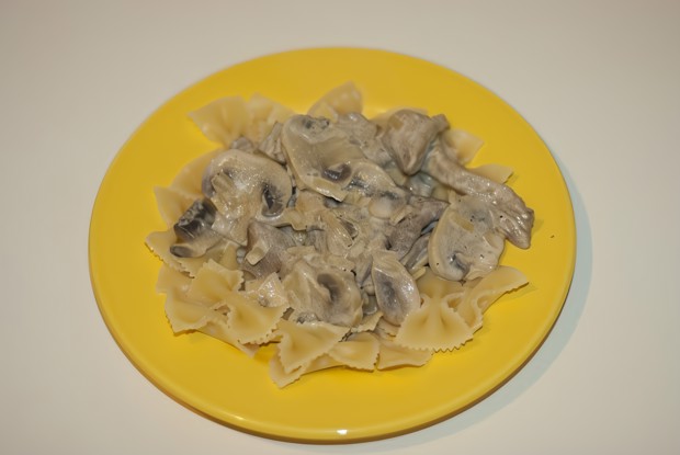 Фарфалле со свининой в грибном соусе