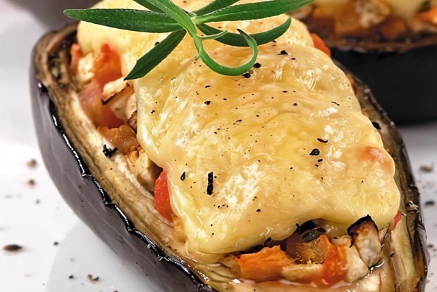 Фаршированные баклажаны-лодочки под сыром