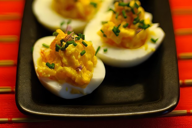 Фаршированные яйца с горчицей и зеленым луком