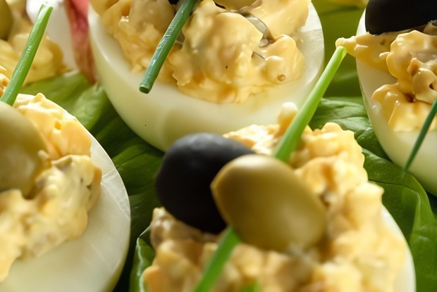 Фаршированные яйца с каперсами и анчоусами по-средиземноморски