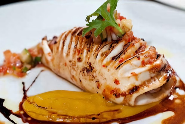 Фаршированные кальмары гриль под соусом из манго