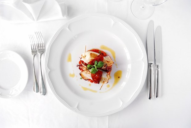 Фаршированные кальмары на тартаре из томатов