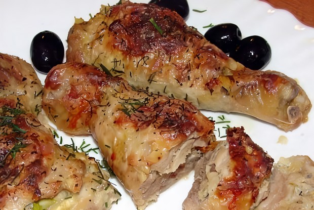 Фаршированные куриные ножки с консервированным горошком