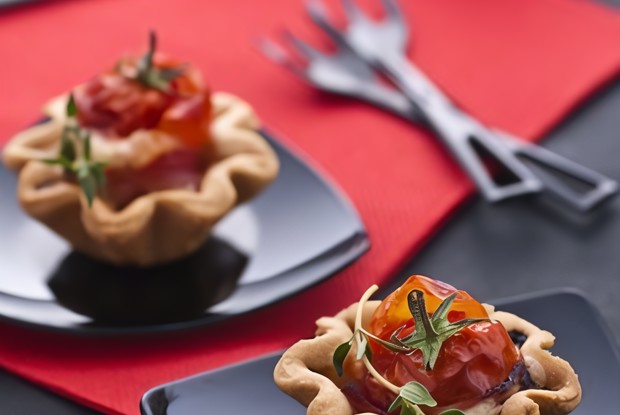 Фаршированные помидоры в слоеном тесте