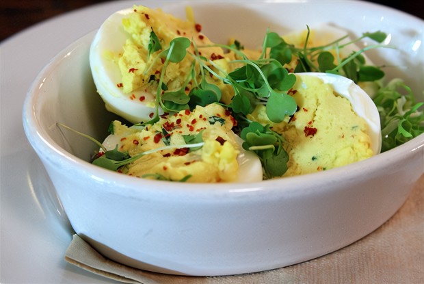 Фаршированные рокфором и водяным крессом яйца