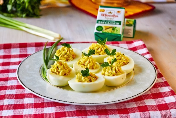 Фаршированные сырным салатом яйца