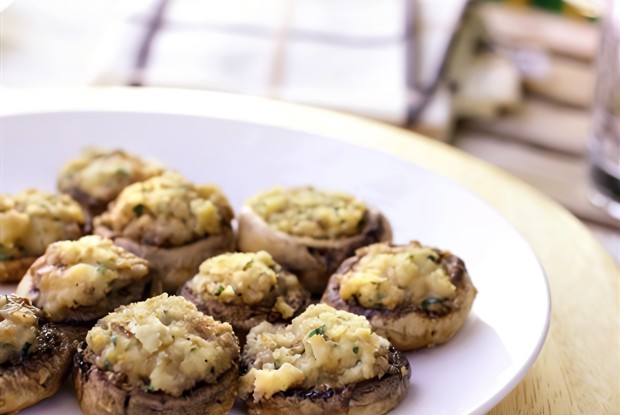 Фаршированные ветчиной шампиньоны