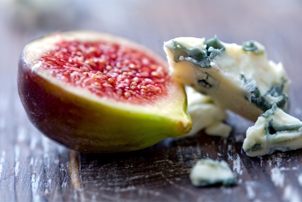 Фаршированный козьим сыром инжир в виноградных листьях на гриле, сбрызнутый медом