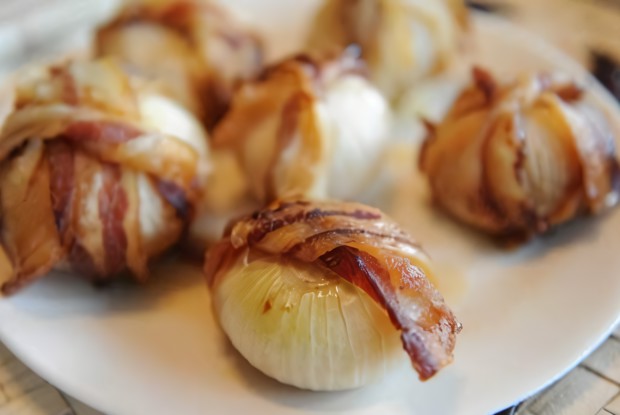 Фаршированный лук, запеченный в беконе