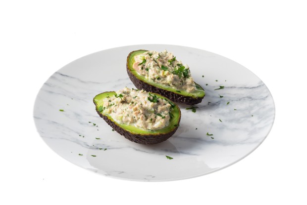 Фаршированные авокадо с салатом из тунца