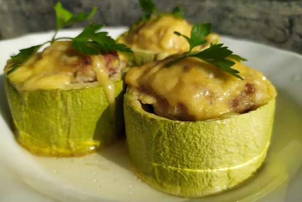 Фаршированные кабачки под сыром