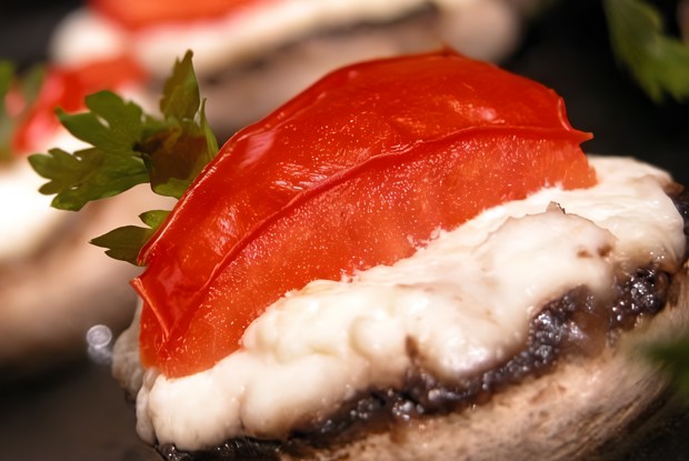 Фаршированные шампиньоны с беконом