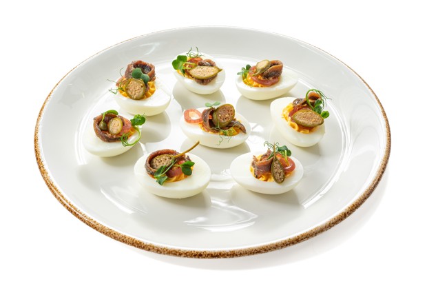 Фаршированные яйца с анчоусом и маринованным луком