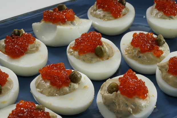 Фаршированные яйца с тунцом