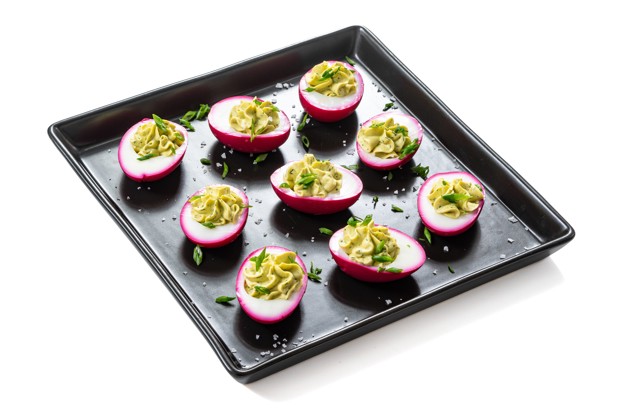 Фаршированные яйца в свекольном маринаде