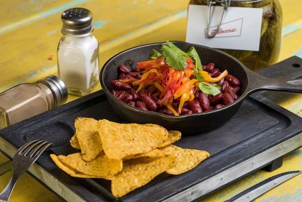 Фасоль барбекю с сальсой и чипсами начос