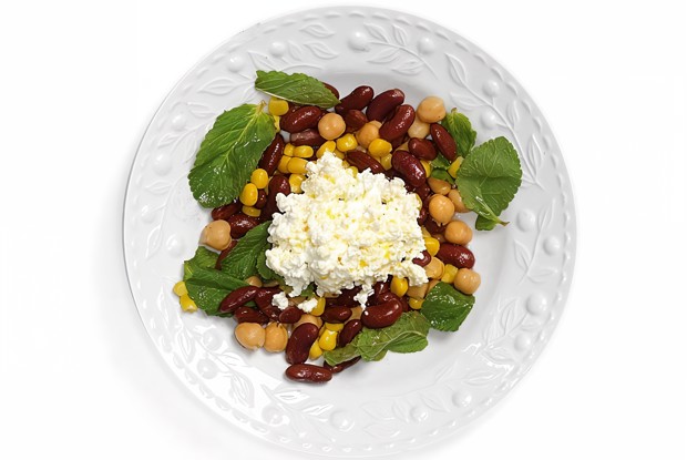 Фасоль, нут и кукуруза с зерненым творогом и мятой