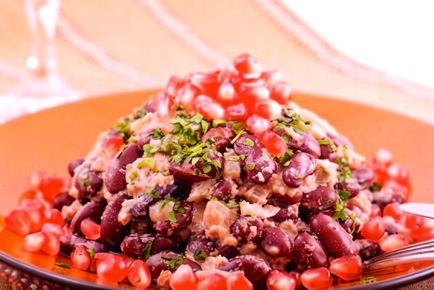 Фасоль с гранатом и орехами