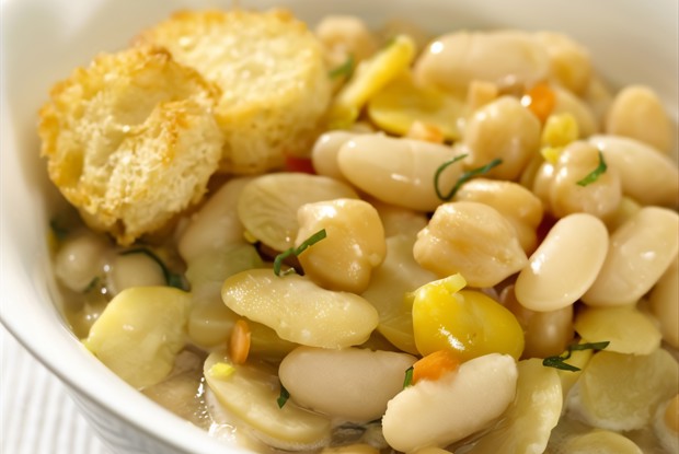 Фасоль с маслом и луком