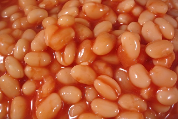 Фасоль с томатами и беконом