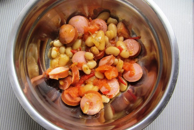 Фасоль в деревенском стиле с колбасками и овощами