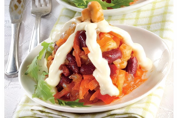 Фасолевый салат с копченой курицей