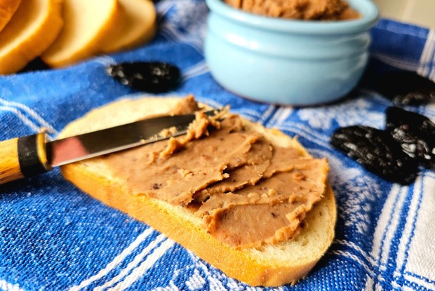 Фасолевый паштет с черносливом в коньяке