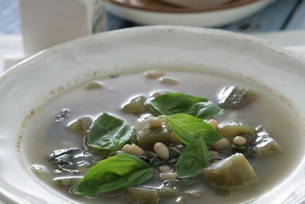 Фасолевый суп с баклажанами и белым вином