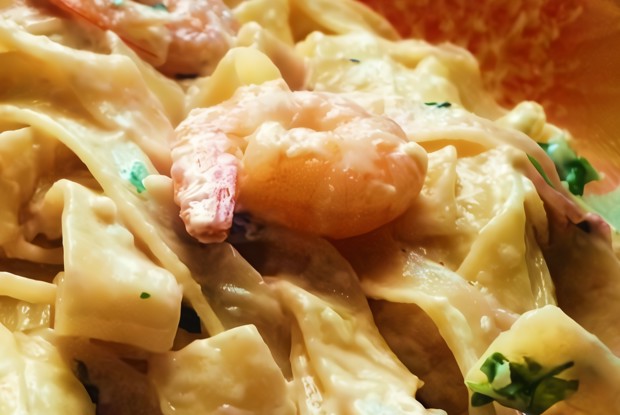 Феттучини альфредо с креветками