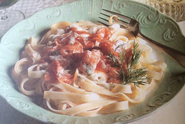 Феттучини с копченым лососем в соусе из сливок и укропа