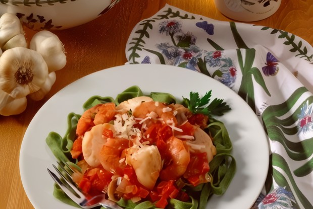 Феттучини с креветками в густом томатно-шафрановом соусе