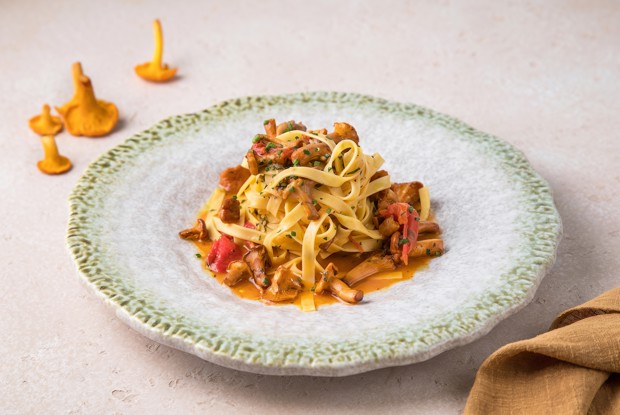 Феттучини с лисичками и помидорами