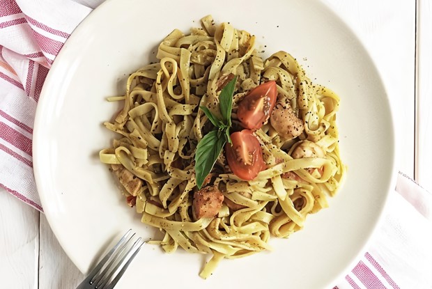 Феттучини с песто и курицей