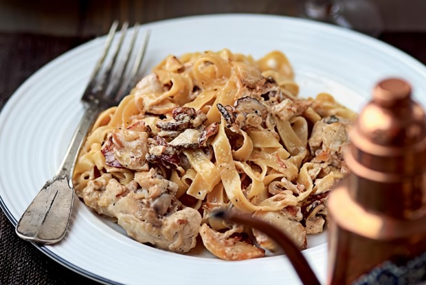 Феттучини с рагу из цесарки и белых грибов