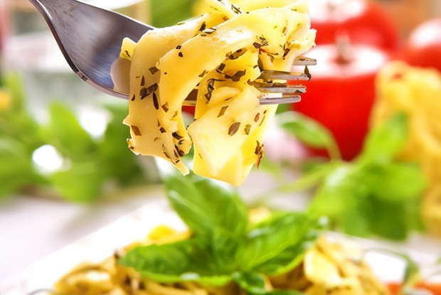 Феттучини с расплавленным бри, черри и базиликом