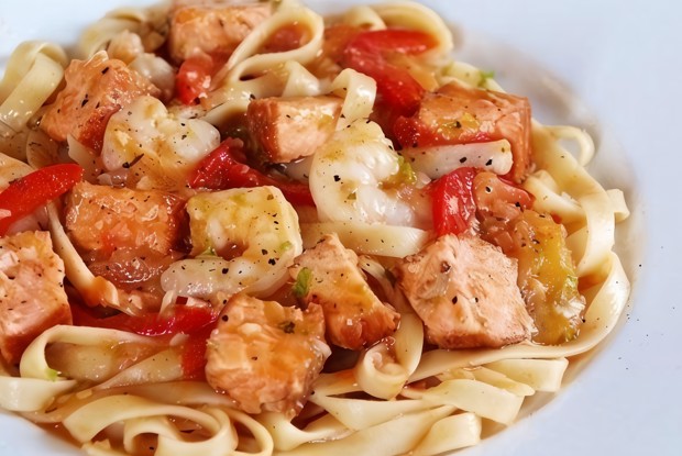 Фетуччини с острыми креветками и лососем