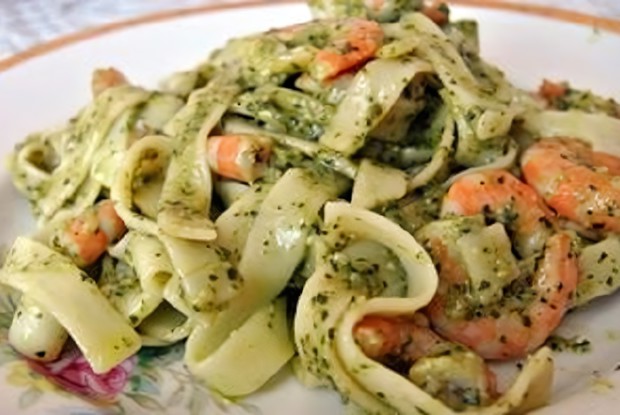 Фетучини аль денте с соусом песто и креветками